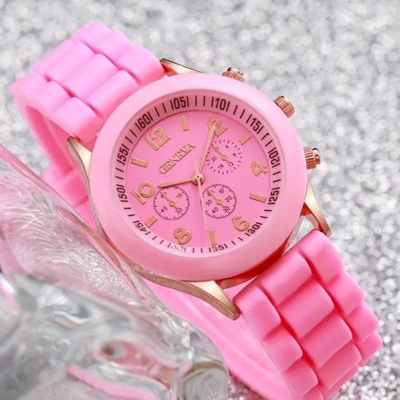 Elegant Quartz Watch W/Fashionable Silicone Strap And Dial Numerical Scales - Picture 7 of 8